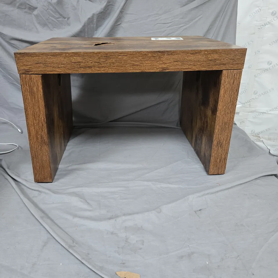 Oak-effect wooden side table with square top