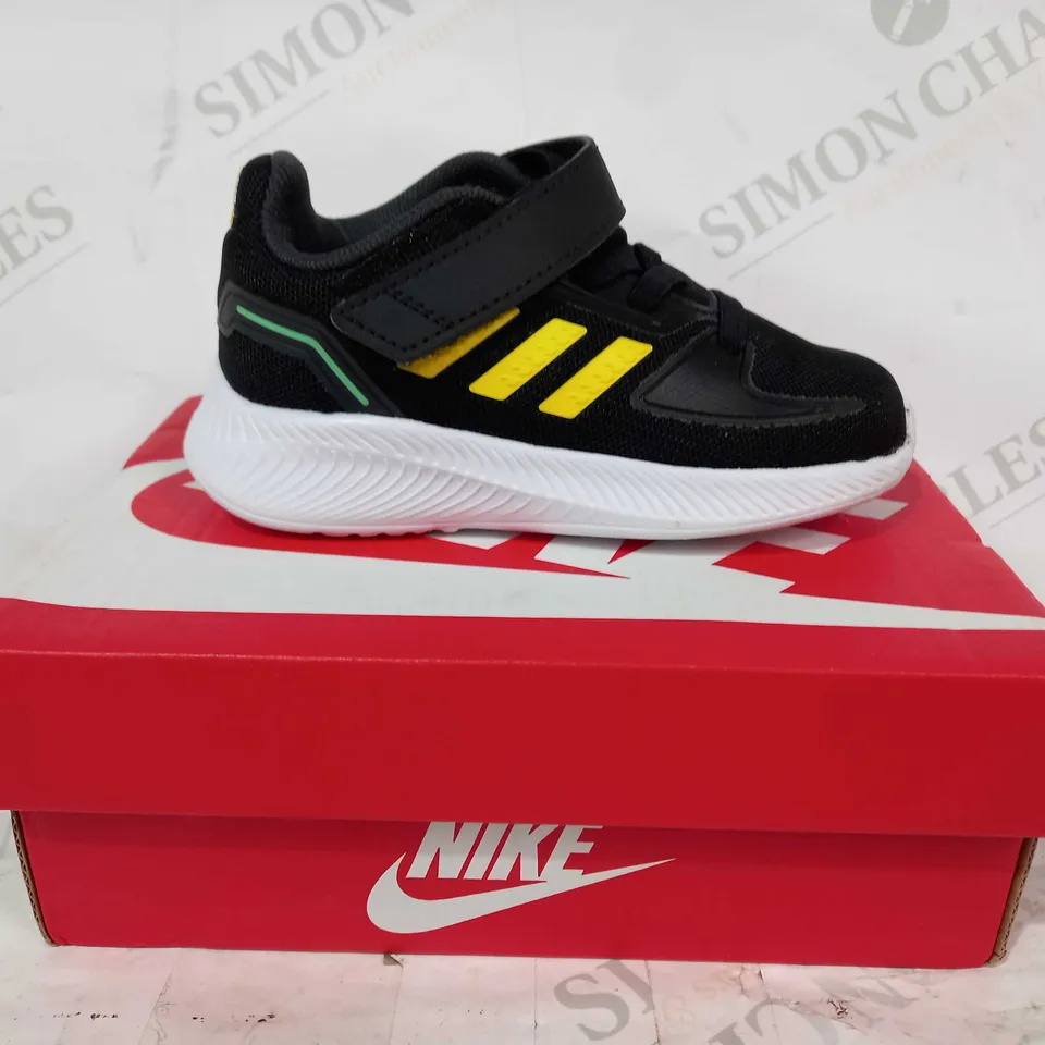 BOXED PAIR OF ADIDAS KID'S SHOES IN BLACK/YELLOW UK SIZE 6.5
