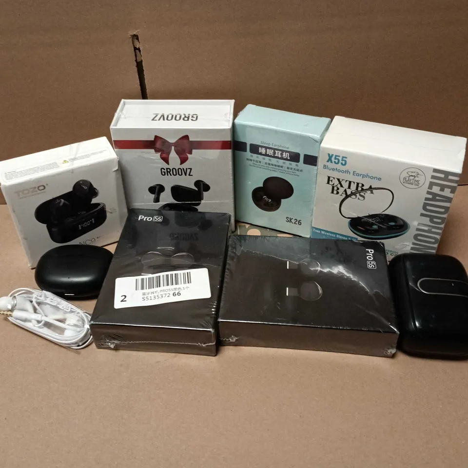 APPROXIMATELY 12 ASSORTED ELECTRICAL ITEMS TO INCLUDE X55 EXTRA BASS EARPHONES, GROOVZ EARBUS, PRO 5S EARBUDS, ETC
