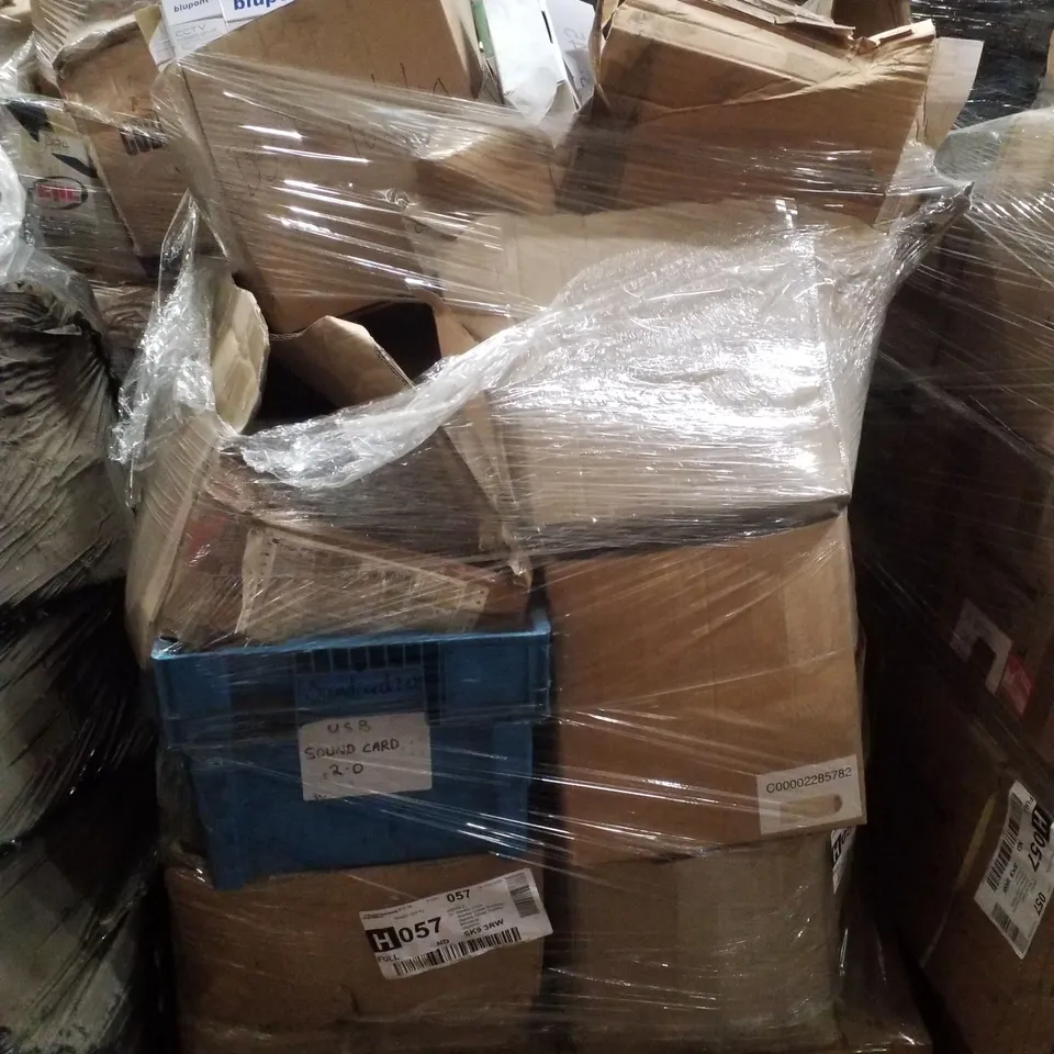 PALLET CONTAINING ASSORTED IT & NETWORKING PRODUCTS INCLUDING 3.5" EXTERNAL HARD DISK ENCLOSURES & BLUPONT DVR BOXES