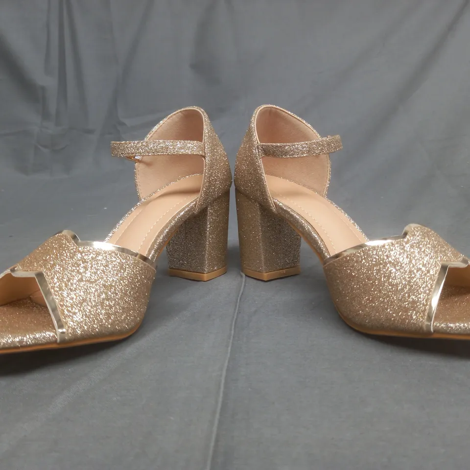BOXED PAIR OF DESIGNER OPEN TOE BLOCK HEEL SANDLES IN METALIC GOLD WITH GLITTER EFFECT EU 35