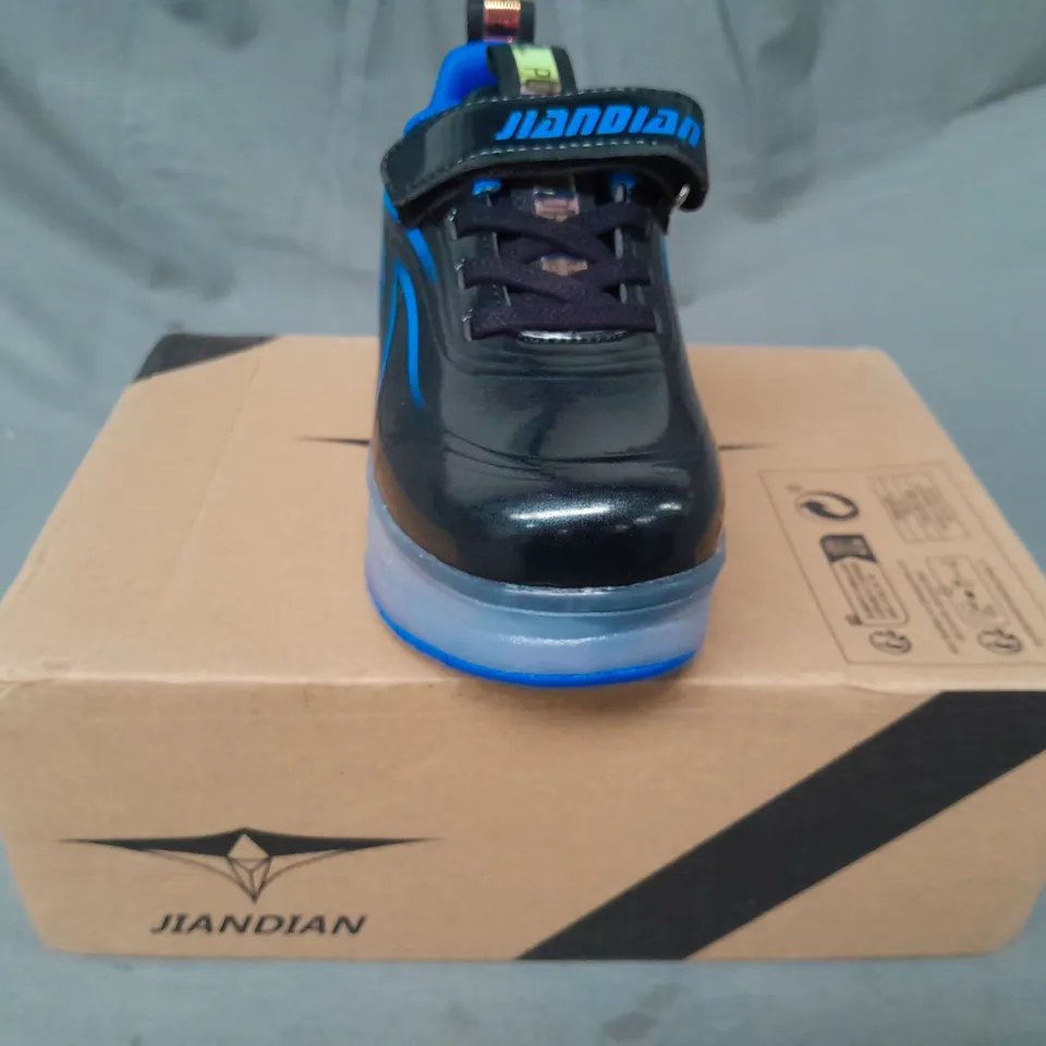 BOXED PAIR OF JIANDIAN WHEELED TRAINERS IN BLACK/BLUE EU SIZE 30