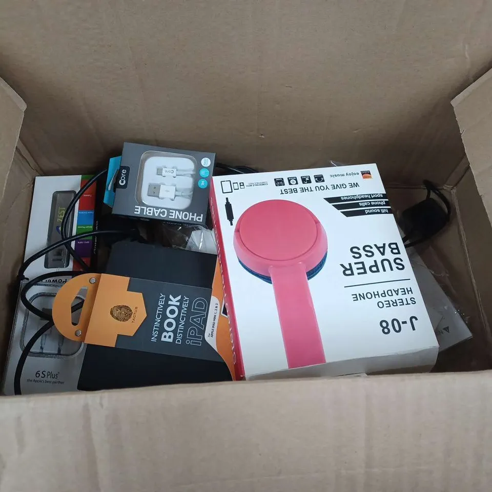 BOXED LOT OF APPROXIMATELY 15 ELECTRICAL ITEMS TO INCLUDE HEADPHONES, POWERBANKS AND CHARGING CABLES