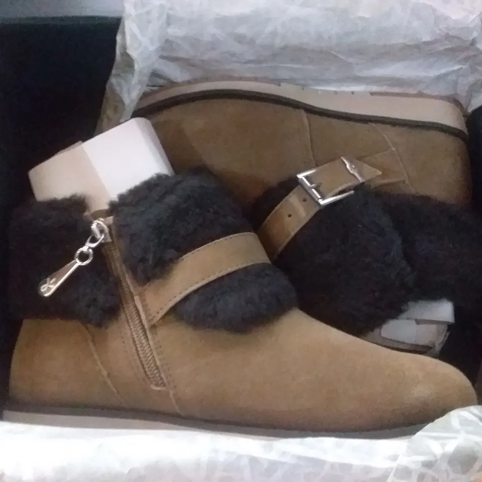 3 EMU AUSTRALIA SHOE BOXES CONTAINING 2 × BEACH OXLEY - DARK GREY/BLACK - SIZE 3, "OXLEY" CORIANDER LEATHER BOOTS PAIRS - UK SIZE 4