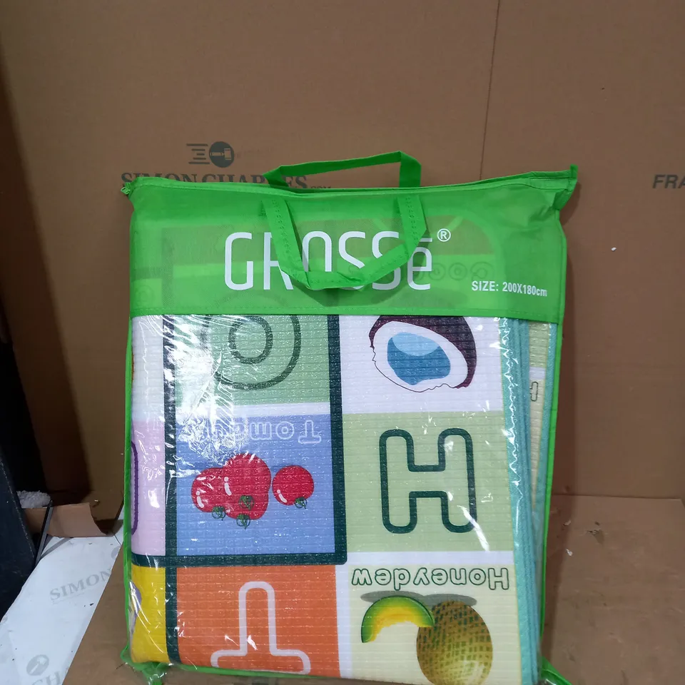 GROSSE ALPHABET MAT APPROX 200X180CM