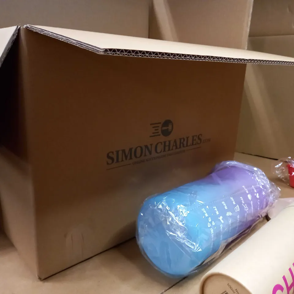 LOT OF APPROX 15 ASSORTED HOUSEHOLD/KITCHEN ITEMS TO INCLUDE: ASSORTED STYLES DRINKING BOTTLES, CHOPPING BOARD, CAKE/JELLY MOULDS