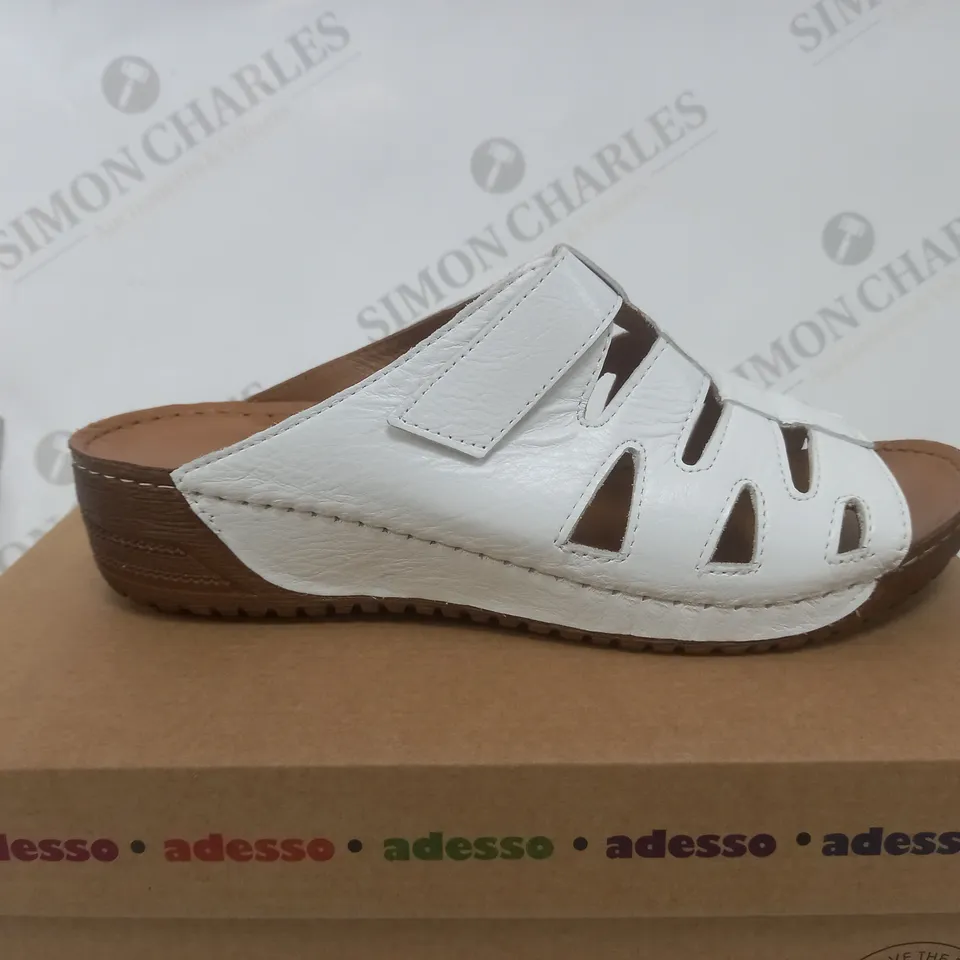 BOXED PAIR OF ADESSO FRANCES MULES IN WHITE UK SIZE 7