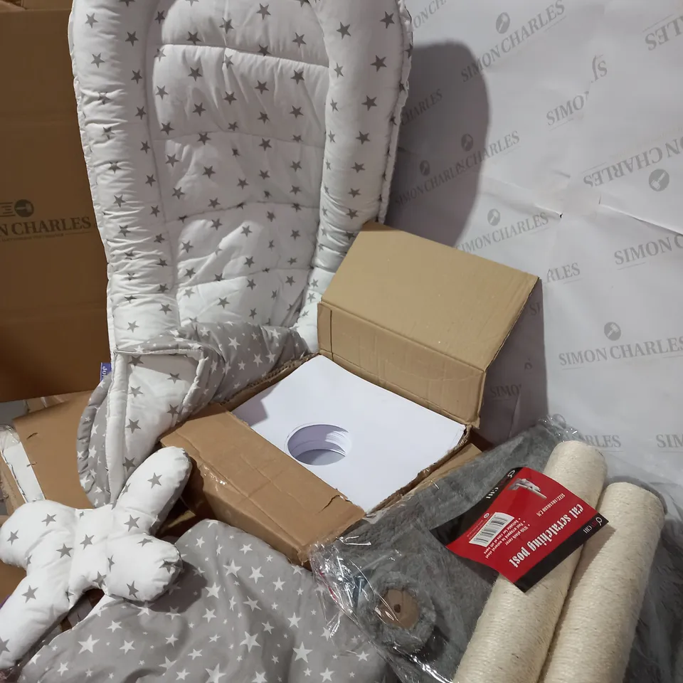 LOT OF 3 ASSORTED HOUSEHOLD ITEMS TO INCLUDE DESIGNER CAT SCRATCHING POST, JUKKI STAR DETAIL MAT AND DESIGNER SET OF PAPER 