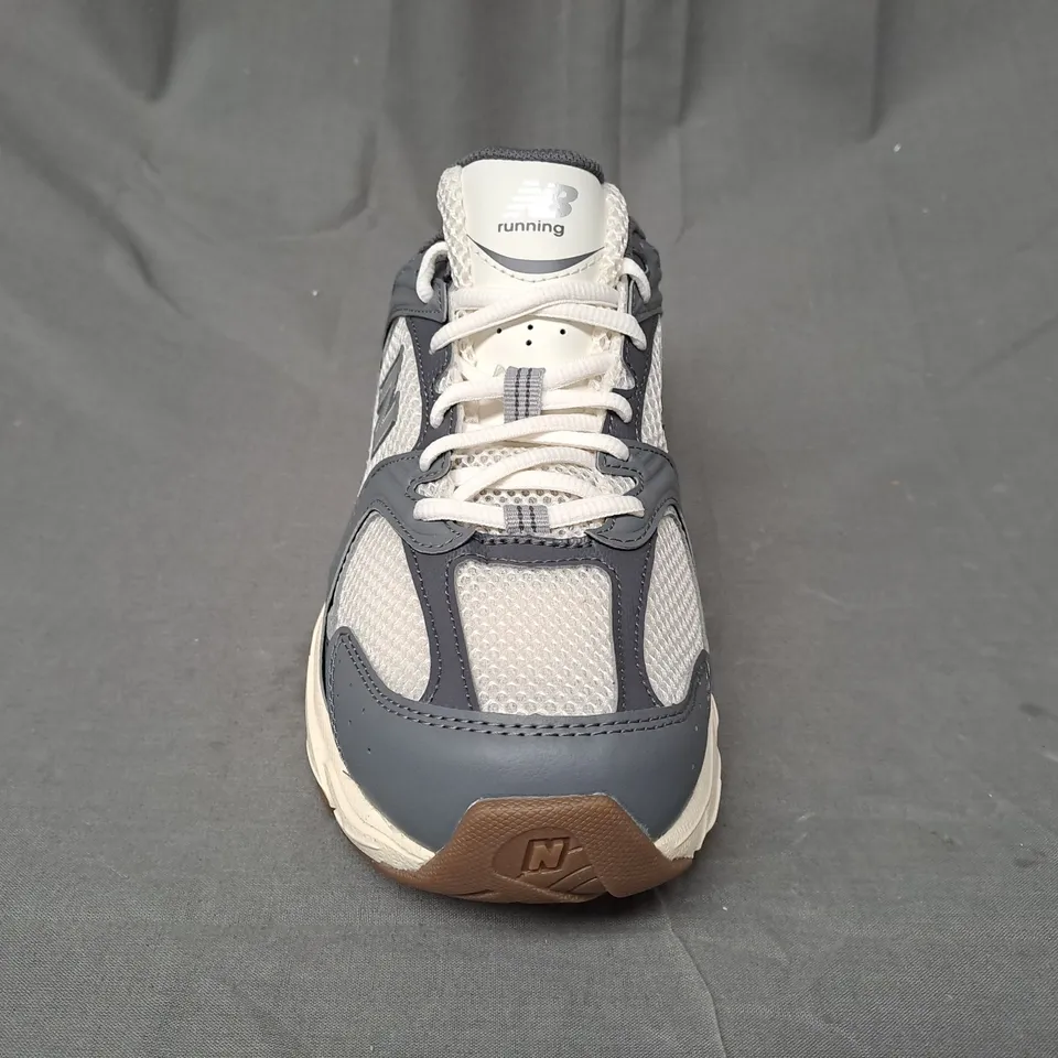 BOXED PAIR OF NEW BALANCE 530 TRAINERS IN GREY/OFF WHITE UK SIZE 8.5