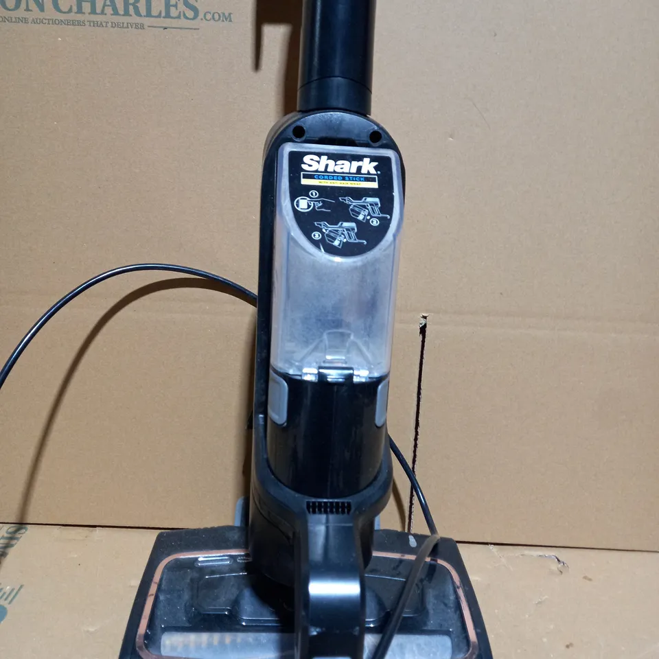 SHARK CORDED STICK VACUUM HZ500UKT