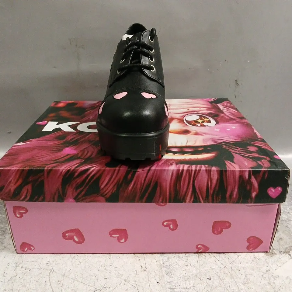BOXED PAIR OF KOI SHOES IN BLACK W. PINK HEARTS SIZE UK 4