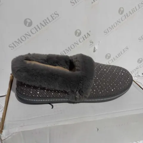 BOXED PAIR SKECHERS COZY SLIPPERS - CHARCOAL - UK SIZE 7