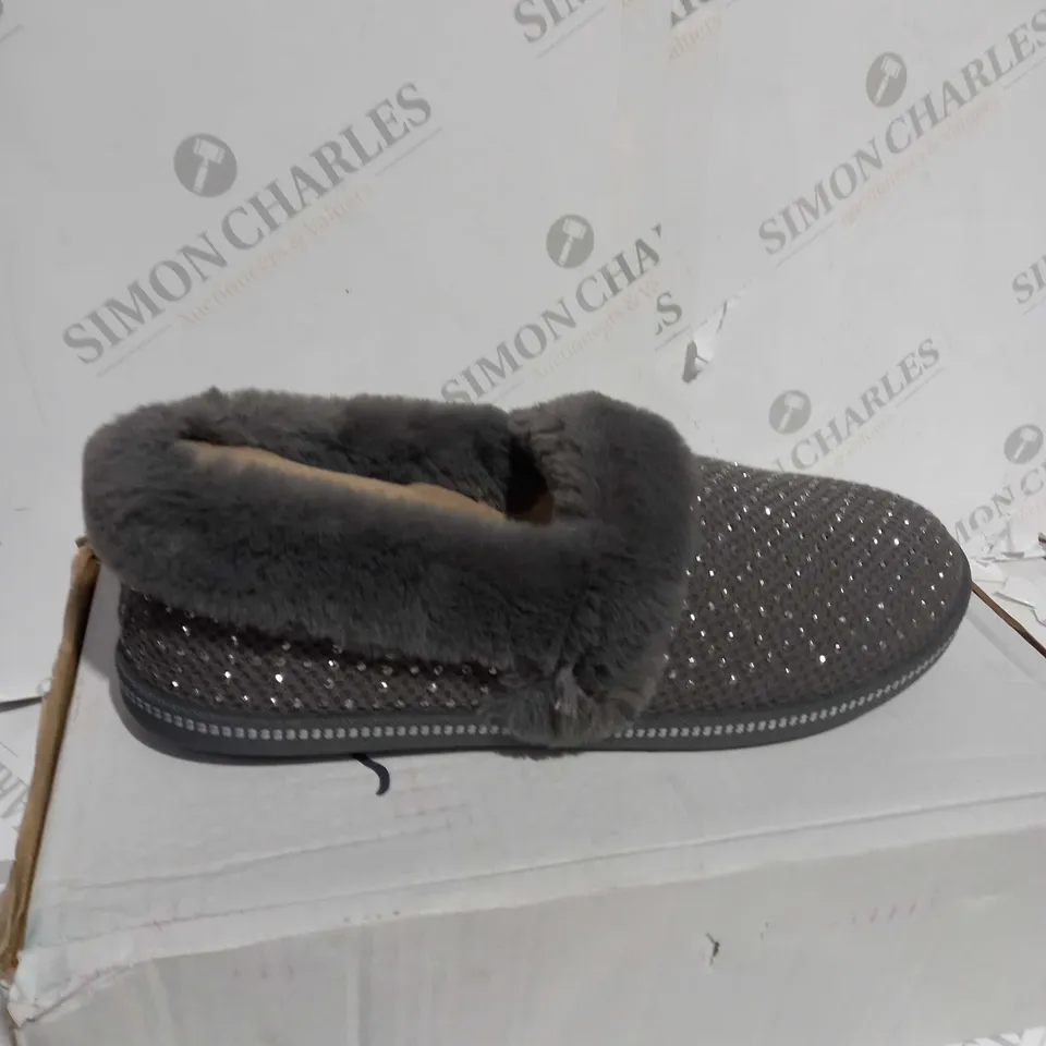 BOXED PAIR SKECHERS COZY SLIPPERS - CHARCOAL - UK SIZE 7