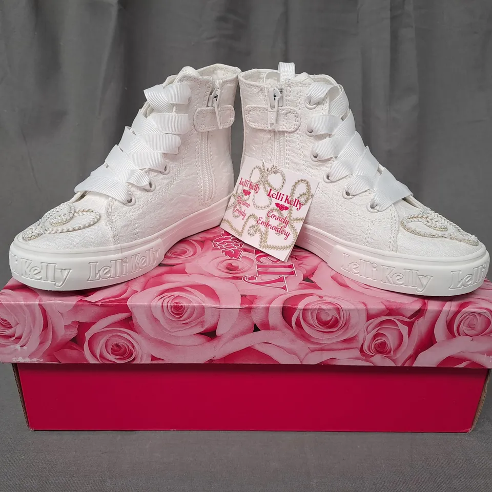 BOXED PAIR OF LELLI KELLY SHOES IN WHITE EU SIZE 29