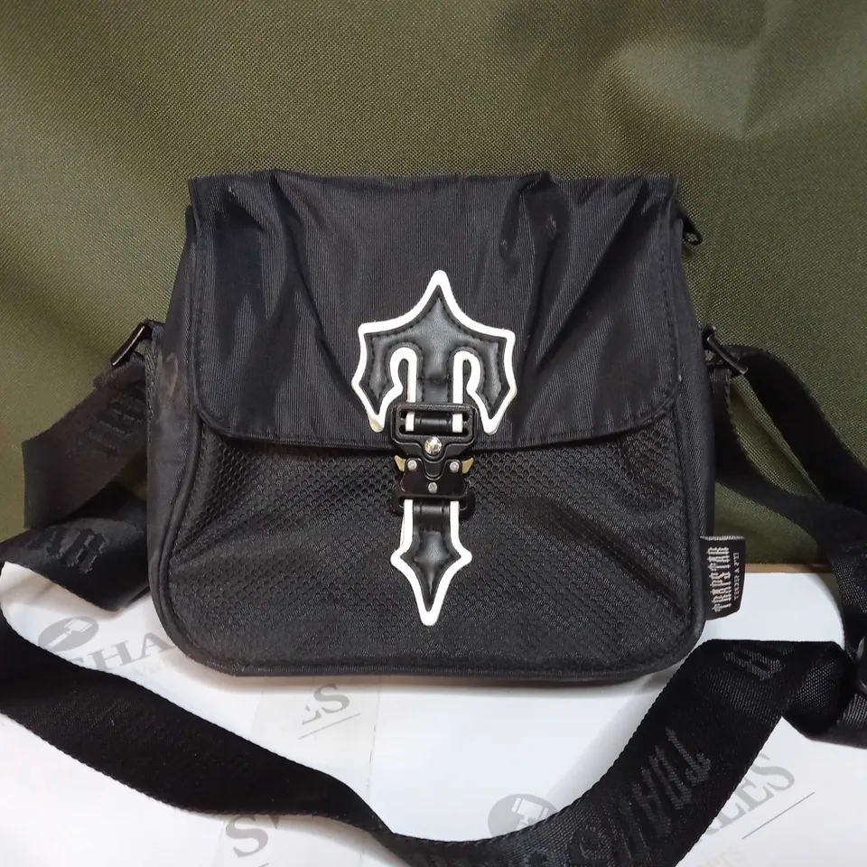 TRAPSTAR ITS A SECRET SMALL MANBAG IN BLACK/WHITE