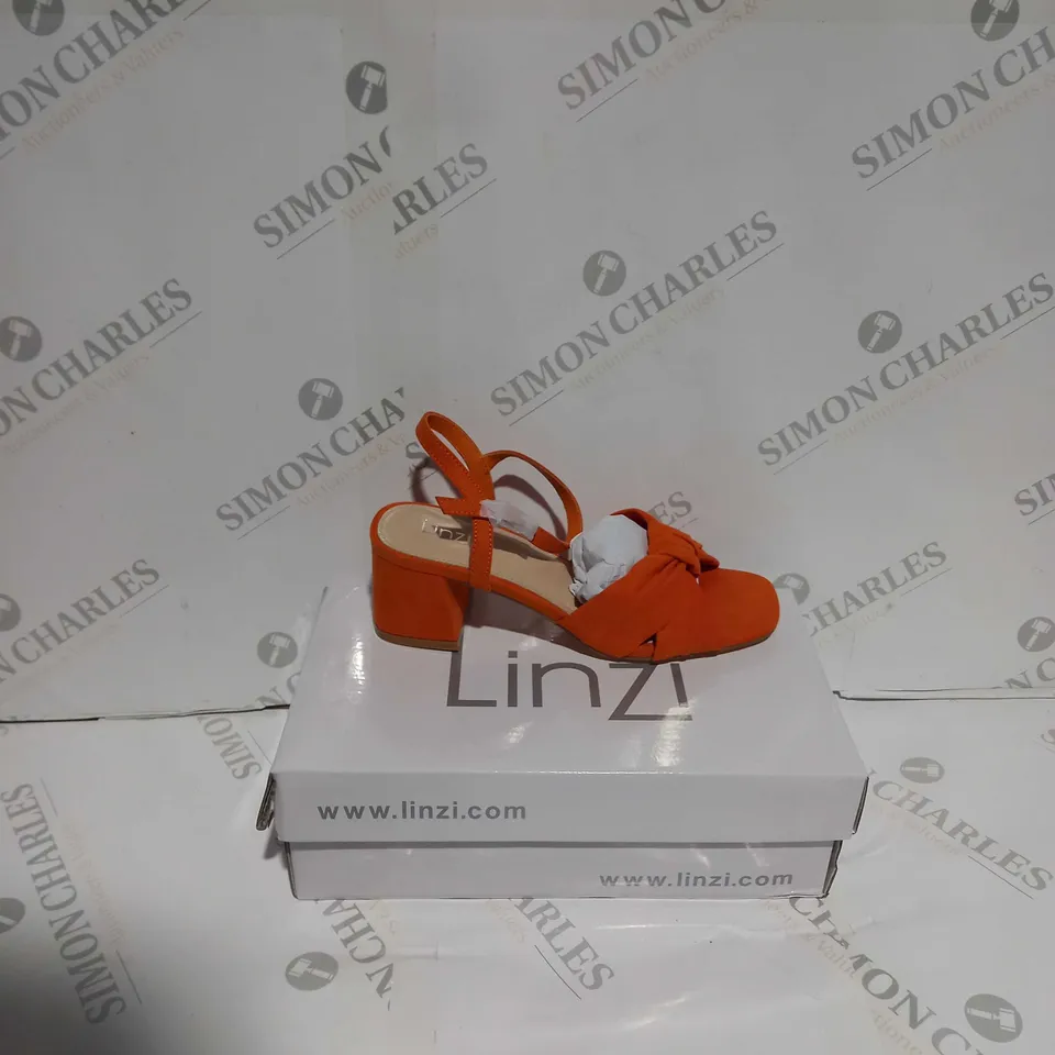 BOXED PAIR OF LINZI CHARLOTTE ORANGE BLOCK HEELS SIZE 5