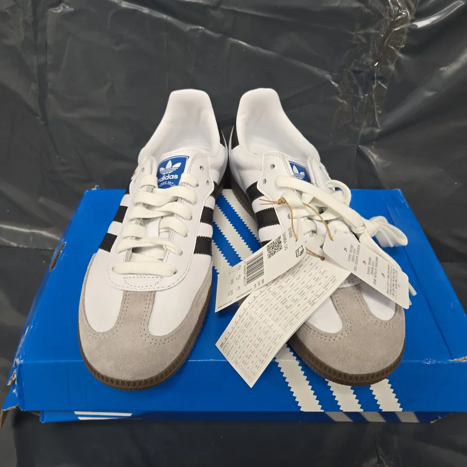 BOXED PAIR OF ADIDAS SAMBA MENS OG TRAINERS IN WHITE/BLACK - UK6.5