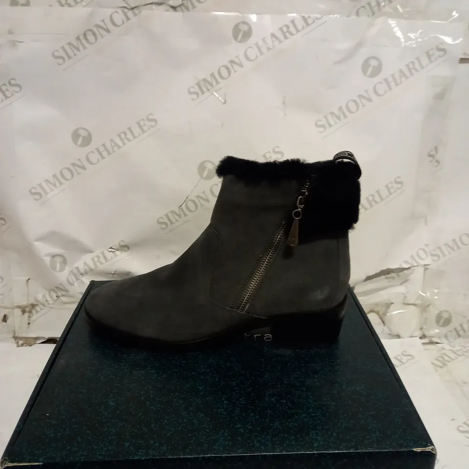 EMU AUSTRAILIA CHESTNUT EXPLORE BOOTS - DARK GREY - SIZE 9