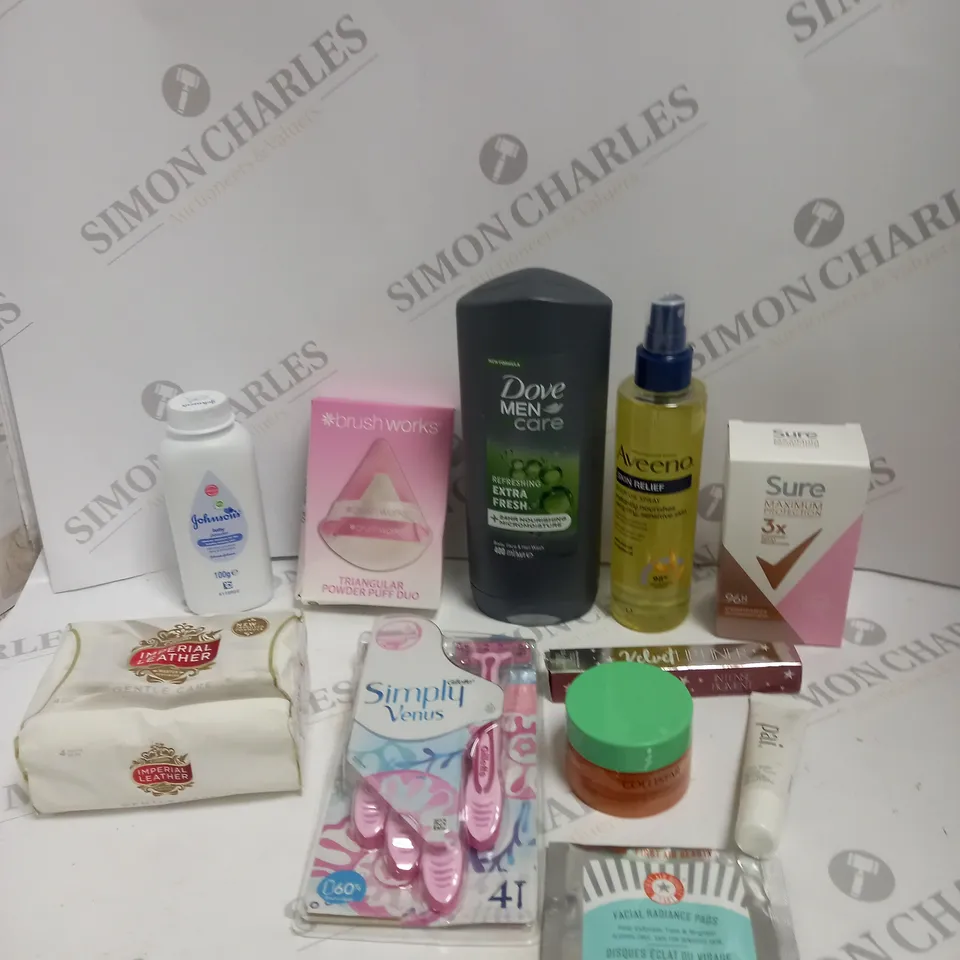 BOX OF APPROXIMATELY 20 ASSORTED HEALTH & BEAUTY PRODUCTS TO INCLUDE BRUSH TRIANGULAR POWDER PUFF DUO, AVEENO BODY OIL SPRAY, SIMPLY VENUS RAZOR ETC 