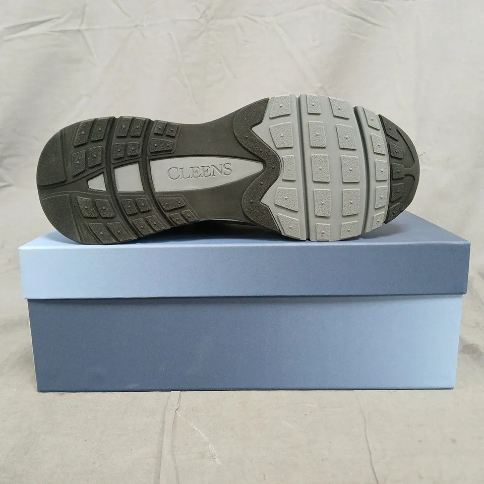 BOXED PAIR OF CLEENS PULSE RUNNER TRAINERS IN MIDNIGHT/WHITE SIZE UK 9