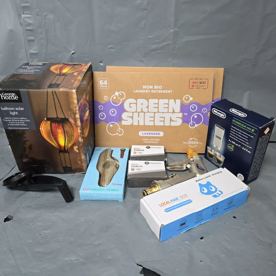 APPROXIMATELY 18 ASSORTED HOUSEHOLD ITEMS TO INCLUDE BALLOON SOLAR LIGHT, DELONGHI ECODECALK MINI, LAUNDRY DETERGENT, ETC
