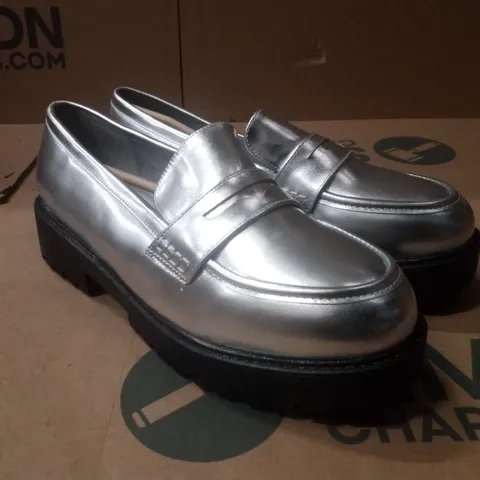BOX CONTAINING APPROXIMATELY 5 PAIRS OF BRAND NEW SIMPLY BE SILVER DALLAS EX WIDE PENNY LOAFER - SIZE 9