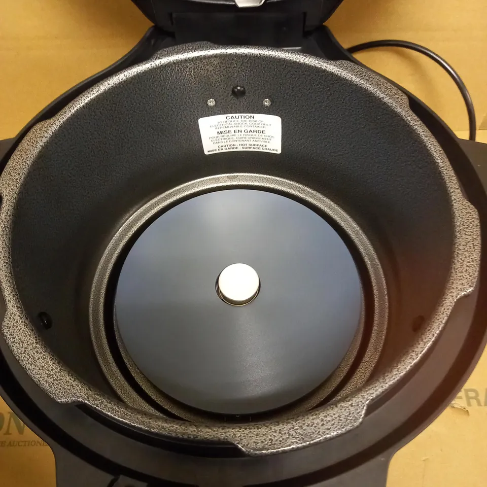 INSTANT POT DUO CRISP WITH ULTIMATE LID MULTI-COOKER AND AIR FRYER 