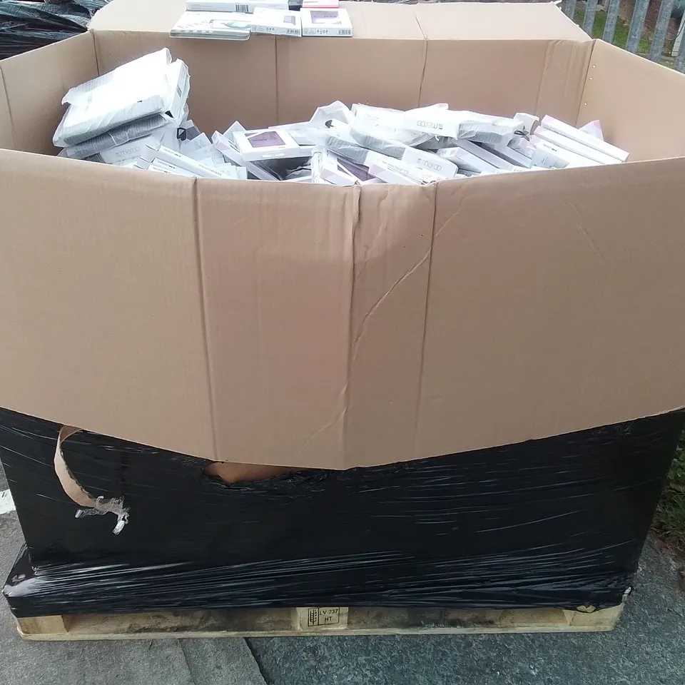 PALLET CONTAINING A LARGE QUANTITY OF ASSORTED BRAND NEW PHONE AND TABLET CASES 