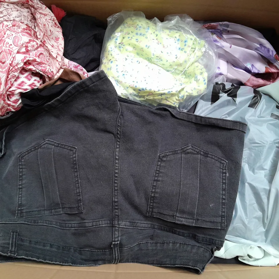 BOX OF APPROXIMATELY 25 ASSORTED CLOTHING ITEMS TO INCLUDE - JUMPERS, TOPS, DRESSES ETC