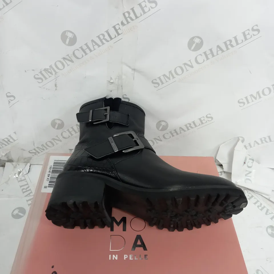 BOXED PAIR OF MODA IN PELLE CORNELLE BLACK LEATHER BOOTS - UK 7