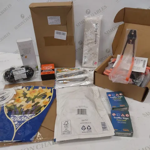 15 BRAND NEW ITEMS TO INCLUDE: EXZACT CUTLERY SET, CHATM FOR BOGG BAG, WALL MOUNTED HOOKS