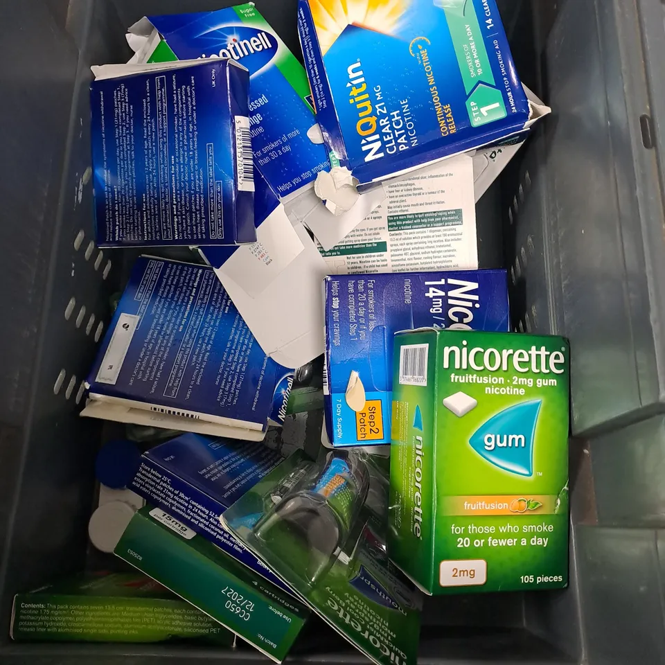 APPROXIMATELY 15 ASSORTED SMOKING PREVENTION AIDS TO INCLUDE NICORETTE GUM, NIQUITIN MINIS LOZENGES, NIQUITIN PATHCES, ETC
