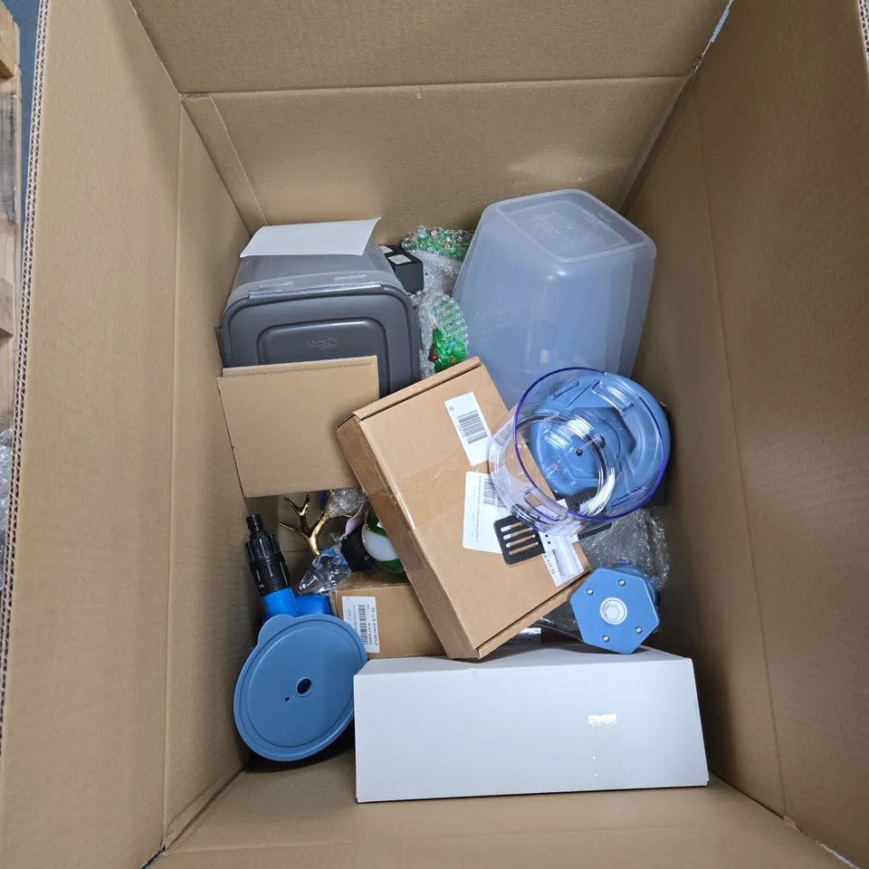BOX OF APPROXIMATELY 20 HOUSEHOLD ITEMS INCLUDING: 2 CHRISTMAS DECORATIONS, SMALL SHREDDER AND OMBRE CUPS
