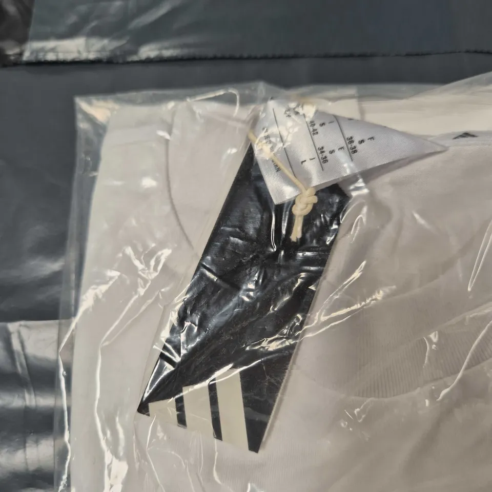 ADIDAS WHITE T-SHIRT WITH BLACK STRIPES – SIZE S