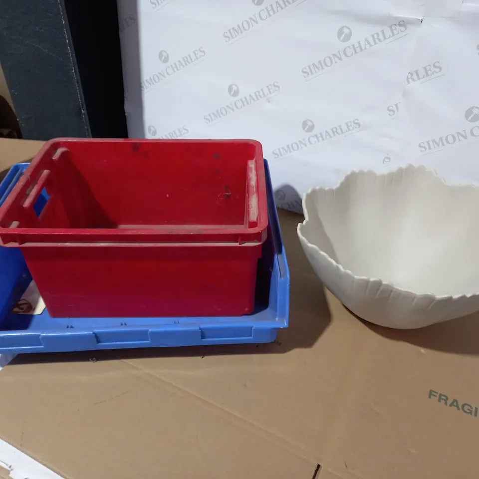 LOT OF 3 ASSORTED HOUSEHOLD ITEMS TO INCLUDE DESIGNER WHITE PLANTER, DESIGNER RED STORAGE BOX AND DESIGNER BLUE PLASTIC STORAGE SHELF