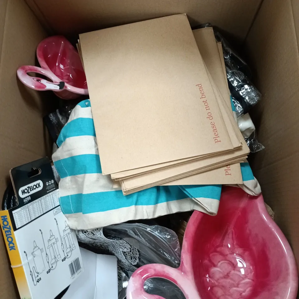 BOX OF APPROXIMATELY 20 ASSORTED ITEMS TO INCLUDE RITUALS TOTE BAG, HOZELOCK, HARD BACK ENVELOPES, PINK FLAMENGO BOWLS ETC