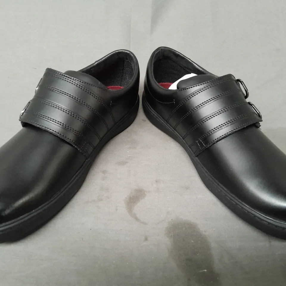 BOXED PAIR OF CLARKS STREET STRIDE SHOES IN BLACK UK SIZE 6