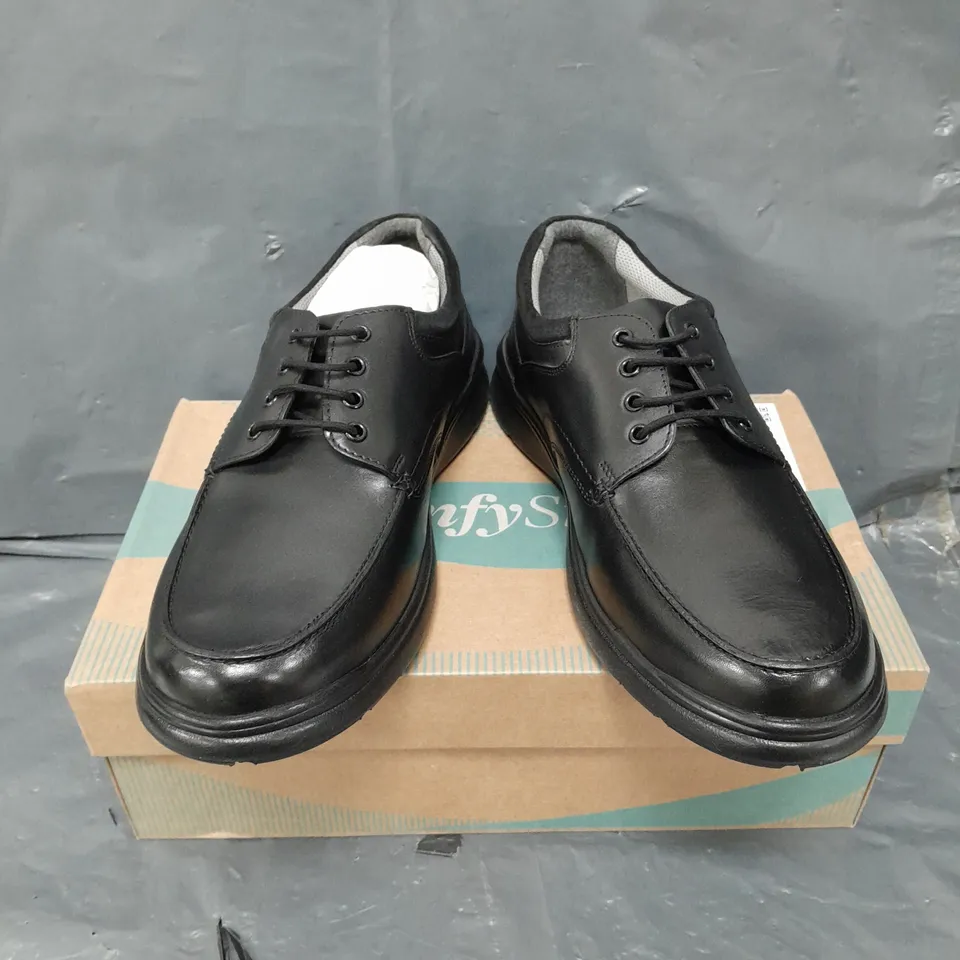 BOXED PAIR OF COMFY STEPS LACE UP SHOES IN BLACK - 10