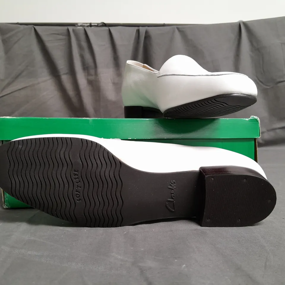 BOXED PAIR OF CLARKS WHITE LEATHER SHOES SIZE UK 6.5