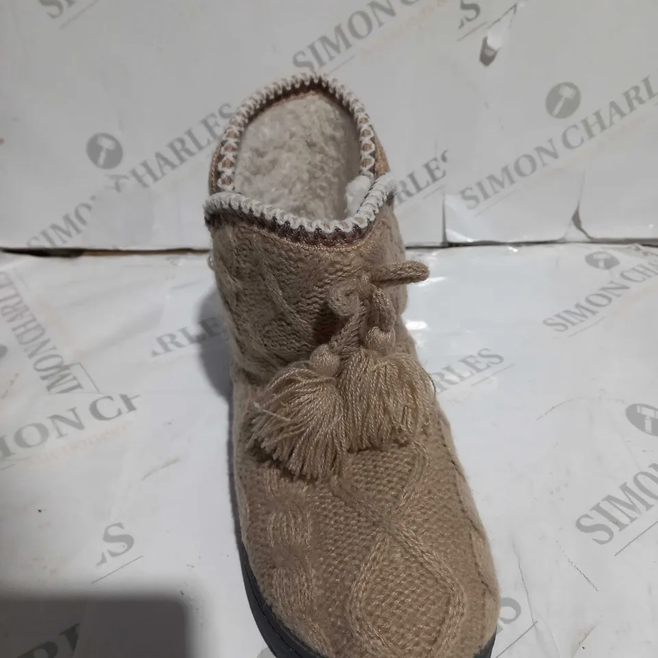 LINA SLIPPER BOOT - BIEGE SIZE 4 - UNBOXED