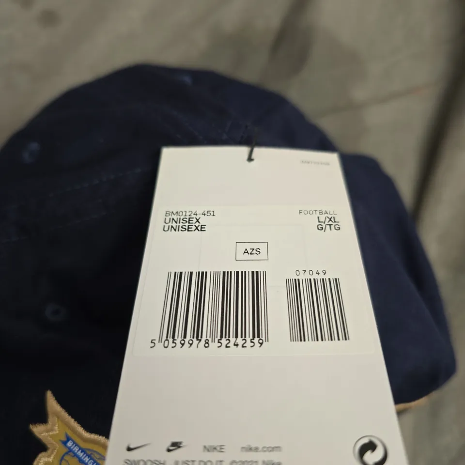 NIKE FOOTBALL CAP – NAVY WITH EMBROIDERED CLUB CREST, UNISEX (L/XL)