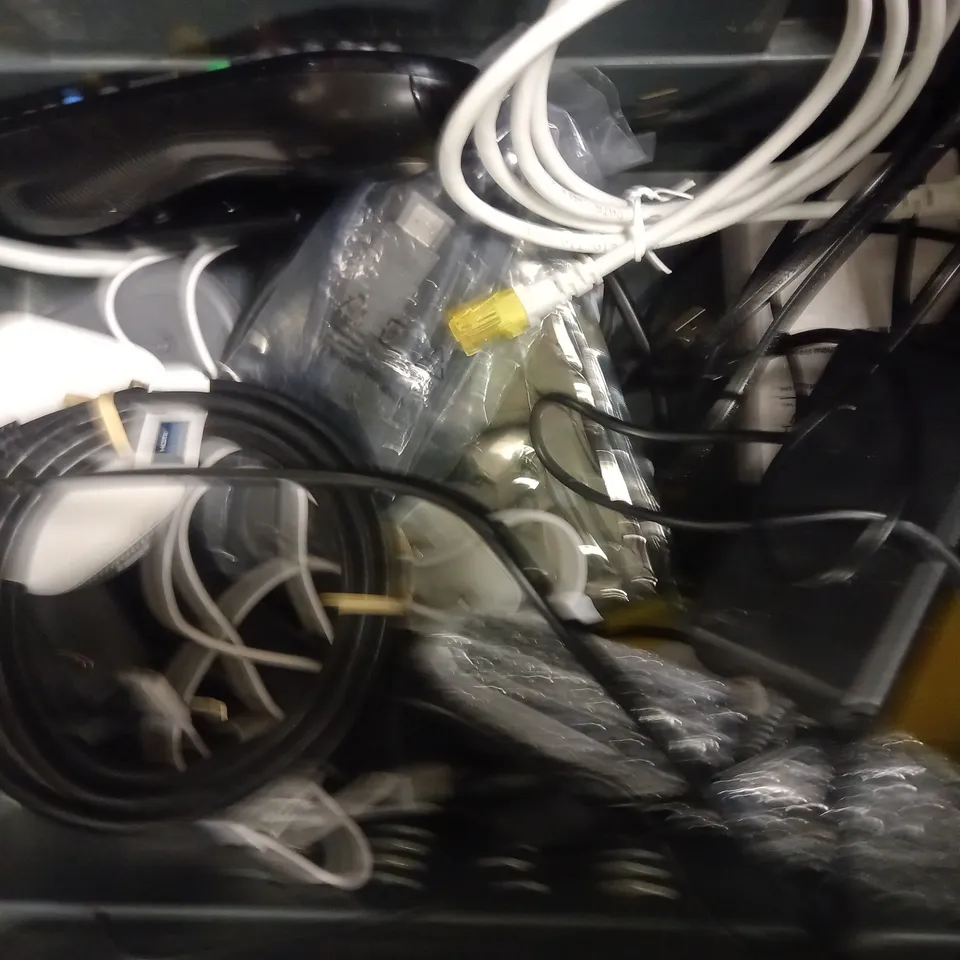 LOT OF APPROXIMATELY 10 ASSORTED ELECTRICAL ITEMS, TO INCLUDE ENERGY HUB, KEYBOARD, EE MINI HUB, ETC