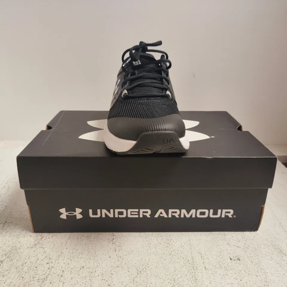 BOXED PAIR OF UNDERARMOUR TRAINERS IN BLACK/WHITE SIZE UK 7
