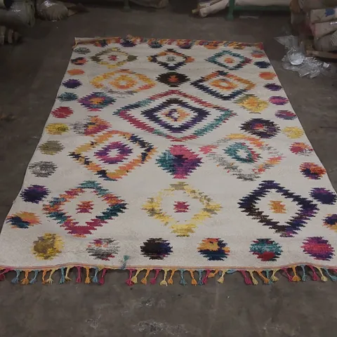 QUALITY DESIGNER PATTERNED RUG - APPROXIMATELY 280 x 200cm