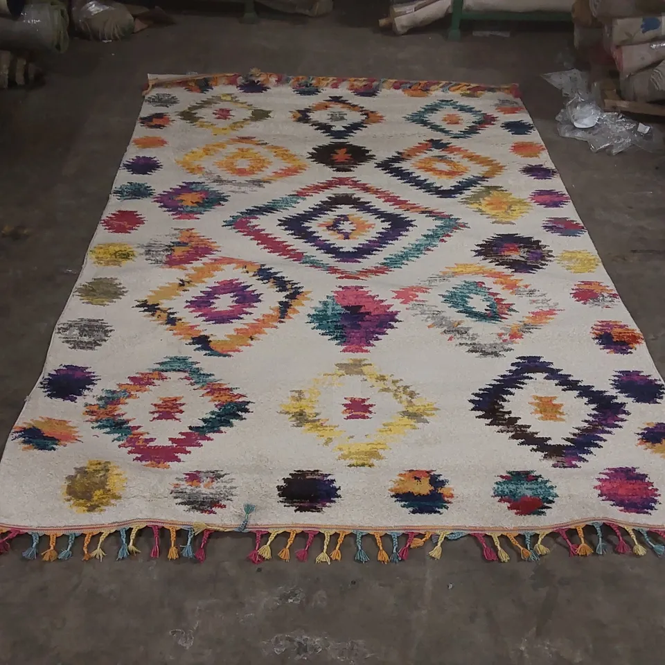 QUALITY DESIGNER PATTERNED RUG - APPROXIMATELY 280 x 200cm