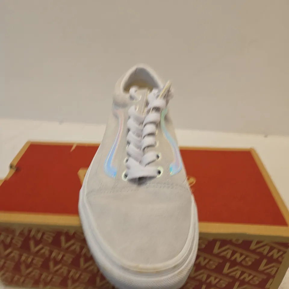 BOXED PAIR OF VANS OLD SKOOL SNEAKERS – UK SIZE 7