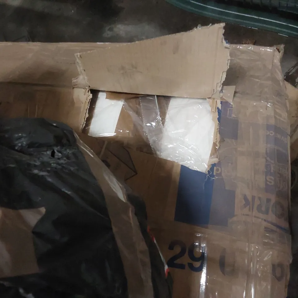 LOT CONTAINING 3x ASSORTED MATTRESSES // CONTAINER NOT INCLUDED 