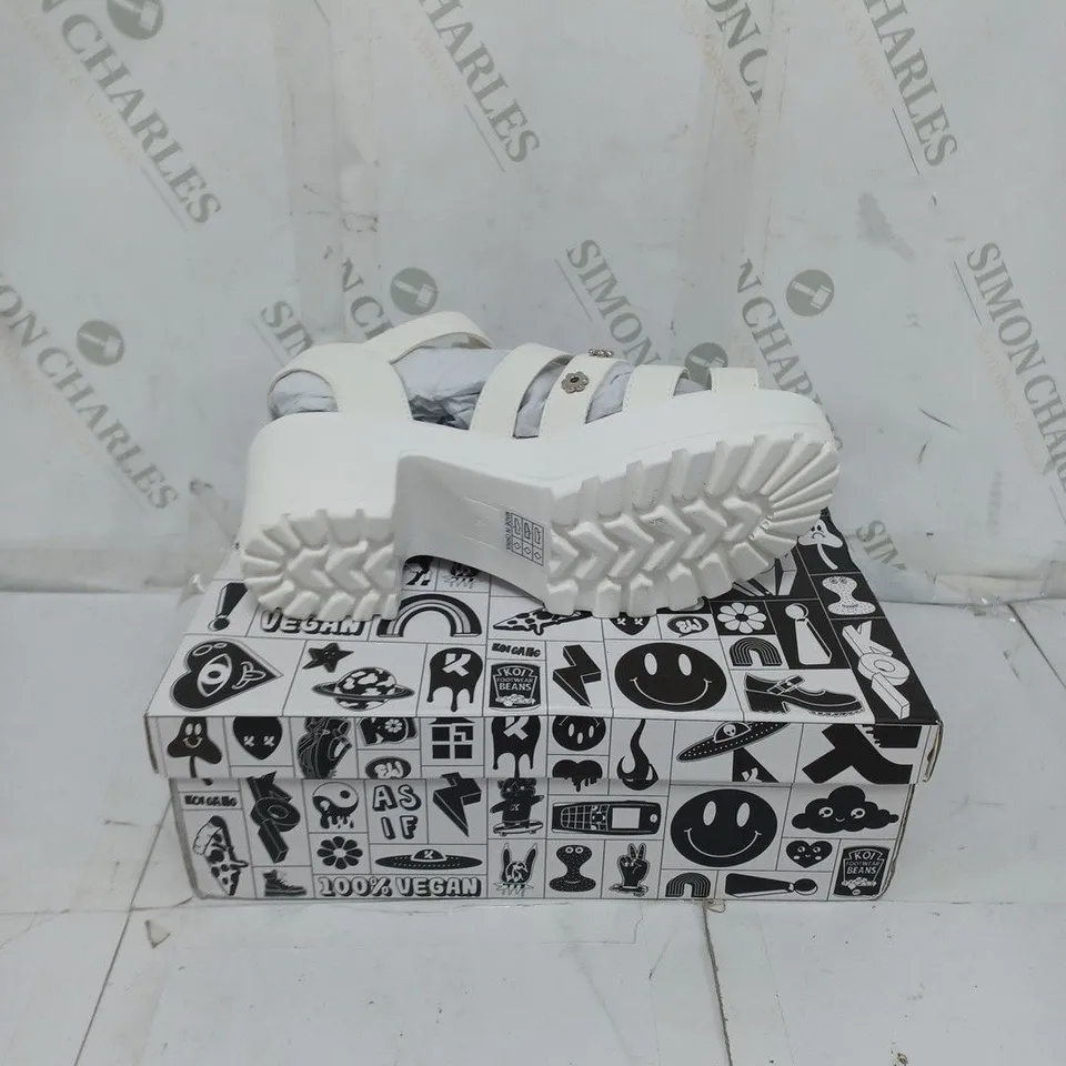 KOI FOOTWEAR LADIES WHITE CHUNKY HEEL SANDALS SIZE 7