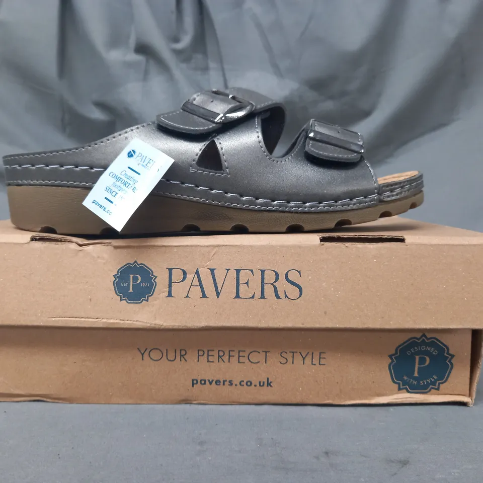 BOXED PAIR OF PAVERS OPEN TOE SANDALS IN PEWTER SIZE 7