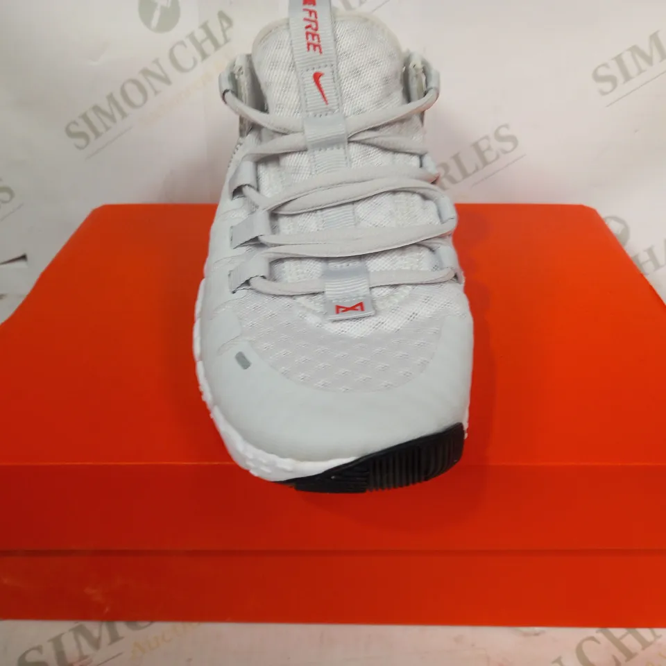 BOXED PAIR OF NIKE FREE METCON 5 SHOES IN GREY UK SIZE 3.5